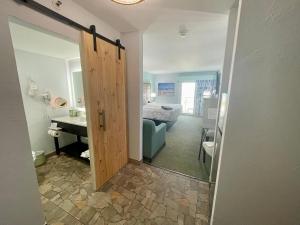 Ocean Sands Beach Boutique Inn-1 Acre Private Beach-St Augustine Historic-2 Miles-Shuttle With Downtown Tour-Heated Salt Water Pool Until 4am-Popcorn-Cookies-New 4k USD Black Beds-35 Item Breakfast-Eggs-Bacon-Starbucks-Free Guest Laundry-Ph#904-799-Sand - Guest Activities