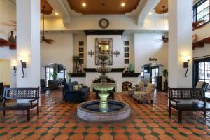 Oxford Suites Pismo Beach - Location and Nearby Attractions