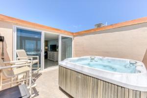 Paradise Beach Club - Oceanfront and Penthouse - Guest Ratings and Highlights