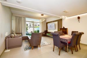 Private Villa With 3bedroom Plus Maids - Mudon - Min Stay 7days - Exploring Dubais Top Attractions