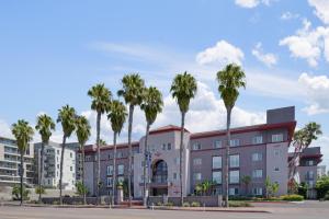 Residence Inn by Marriott San Diego Downtown - Breakfast Offerings and Grocery Service