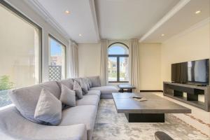 SOL Living - Chic 5BR Garden Villa W/Pool & Beach in Palm Jumeirah - Accessibility and Transportation