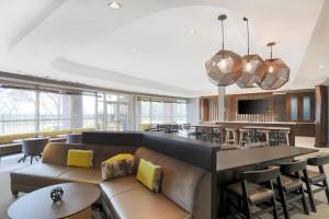 SpringHill Suites by Marriott Auburn - Dining and Services