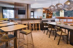 SpringHill Suites by Marriott Corona Riverside - Dining and Breakfast Options