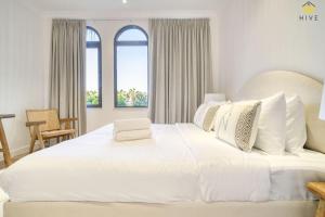 Stunning 4 Bed Villa in Canal Cove - Location and Accessibility