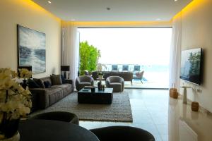 The Blue Ocean Luxury Villa 5 BR - Al Dana Island Fujairah - Guest Policies Explained