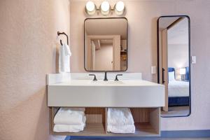 The Dunes Hotel (Palm Springs) - Check-in and Check-out Policies
