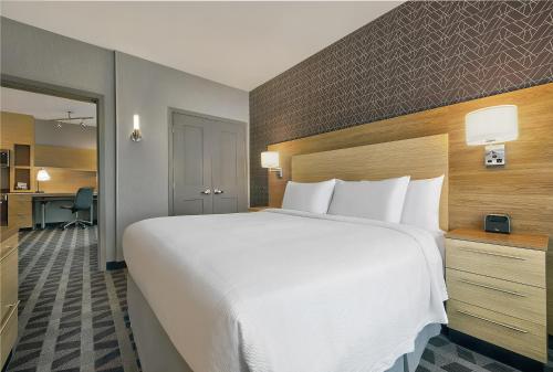 TownePlace Suites by Marriott Sacramento Elk Grove - Modern Decor and Amenities