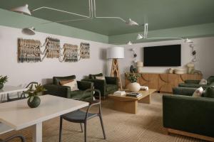 Avante, a JDV by Hyatt Hotel - Languages and Special Requests