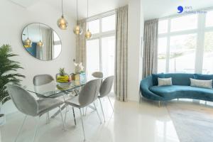 AWS Holiday Homes - Elegant Townhouse With Garden - Nearby Attractions
