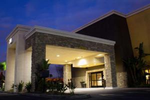 Best Western Plus Arrowhead Hotel - Parking and Transportation