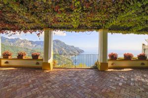 Confalone Palace - Location and Accessibility