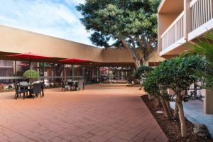 Courtyard by Marriott Oxnard/Ventura - Accessibility and Services