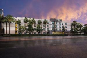 Courtyard by Marriott Santa Ana Orange County - Checking In and Out