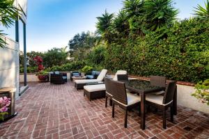 Crescent Bay Inn - Dining Options