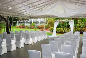 DoubleTree by Hilton Palm Beach Gardens - Dining and Cuisine
