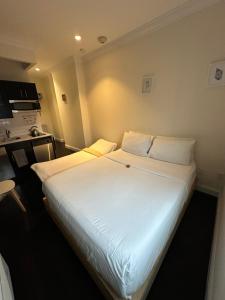East Village Hotel - Local Attractions and Activities