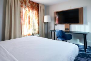 Fairfield Inn and Suites San Bernardino - Contact and Booking