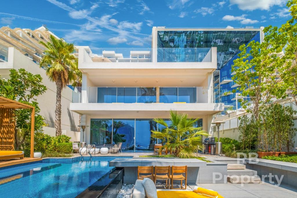 FIVE Palm Beach Villa – Three Floors, Private Pool, Jacuzzi Review