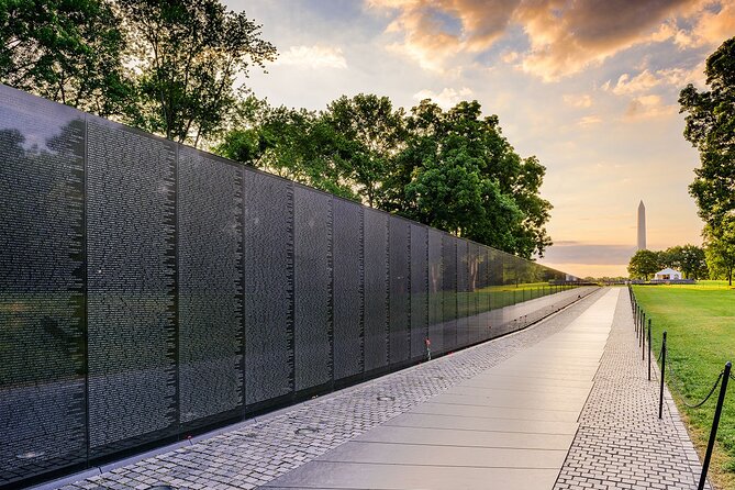 Guided Tour of The National Mall Memorials - Guide Services and Identification