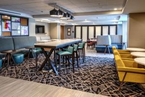 Hampton Inn Fresno Airport - Booking Policies