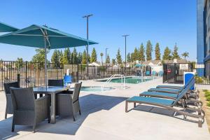 Hampton Inn & Suites Bakersfield Central - Dining and Breakfast Options