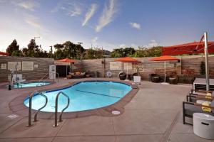 Hampton Inn & Suites Los Angeles Burbank Airport - Check-in and Check-out