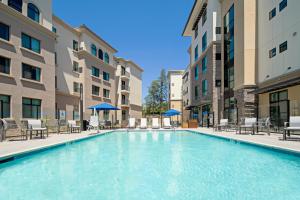 Holiday Inn Express & Suites - Valencia - Santa Clarita, an IHG Hotel - Dining and Restaurants