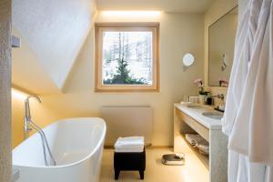 Hotel Hermitage Relais & Châteaux - Nearby Attractions and Activities