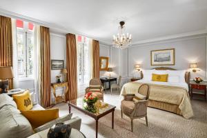 Hotel Plaza Athénée - Dorchester Collection - Commitment to Sustainability and Eco-Friendly Practices