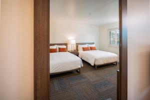 Inn At Moss Landing Point - Languages Spoken
