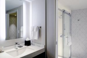 Long Beach Marriott - Guest Reviews Highlights