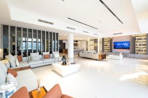 Luxury Villa 8 BR Sea and Mountain View With Infinity Pool - Al Dana Island Fujairah - Convenient Check-in and Check-out
