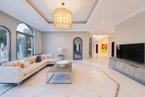 Maison Privee - Private Pool & Beach Access Villa With Cinematic Vws - Maison Privee Company Profile