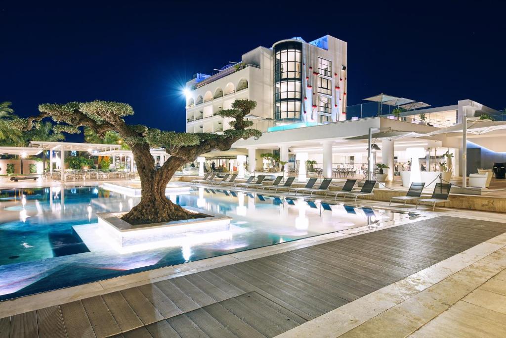 Mec Paestum Hotel - Pool and Beach Access