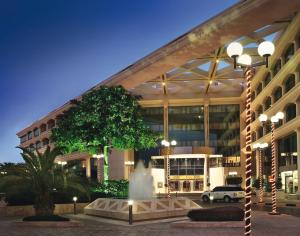 Mövenpick Grand Al Bustan - Location and Accessibility