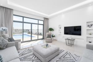 Nasma Luxury Stays - Luxurious Villa With Private Pool & Close to Beach - Outdoor and Living Areas