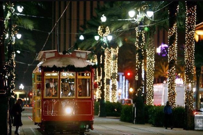 New Orleans Jingle Bells Walking Tour - Local Shops and Drinks