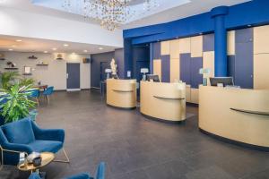 Renaissance Paris Arc De Triomphe Hotel - Guest Services