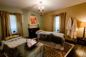 Strawberry Valley Inn - Getting There and Getting Around