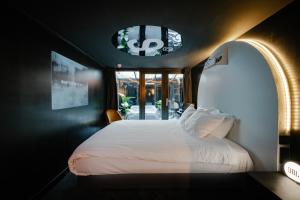 SUPPER Hotel - Age Restriction and Pets