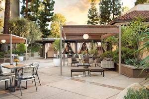 The Garland - Dining Options