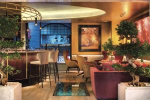 The Residence Montaigne - Dining and Cuisine