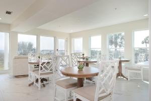 11 North Jacksonville Beach Hotel - Staff and Company Background