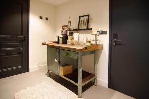 Authentic Farmhouse - The Gilded Unicorn - Family-Friendly Experiences