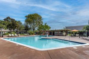 Best Western Plus Garden Court Inn - Dining and Amenities