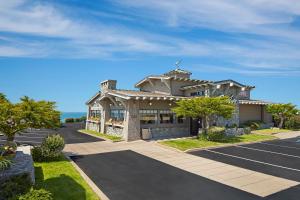 Cavalier Oceanfront Resort - Location and Attractions