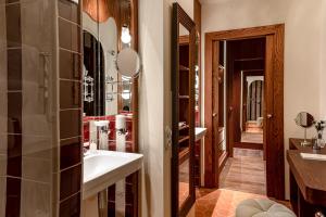 Château Des Fleurs - Hotel & Spa - Paris Champs-Élysées - Transportation and Accessibility