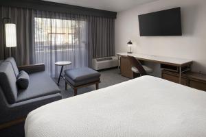 Courtyard by Marriott San Mateo Foster City - Accessibility Features