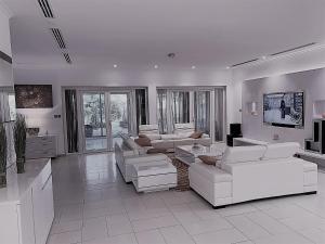 Dubai Marina Villa up 20 Guest Huge Private Pool - Quiet Hours and Smoking Restrictions